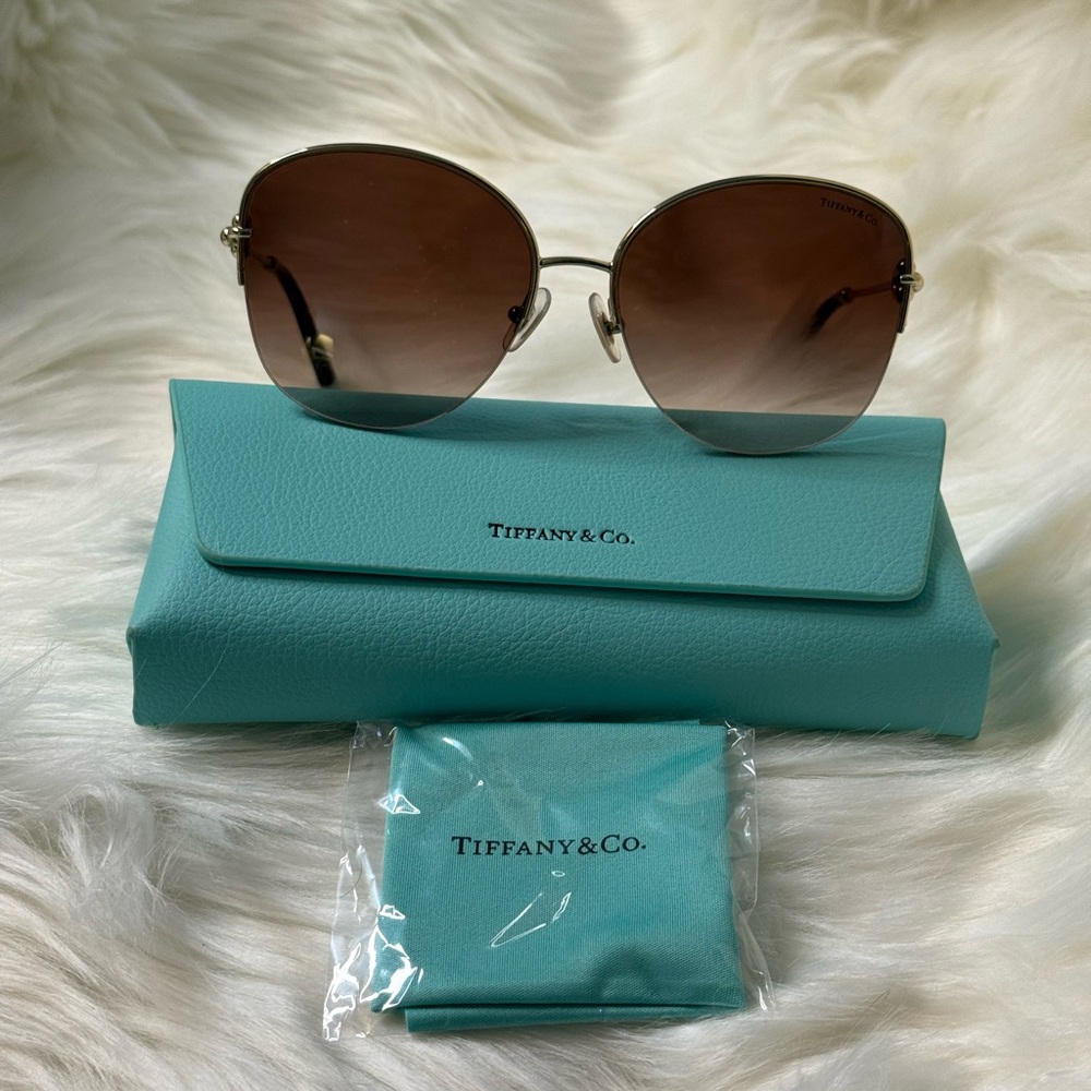 Tiffany & Co. Sunglasses with Brown Lenses
Square TF3082